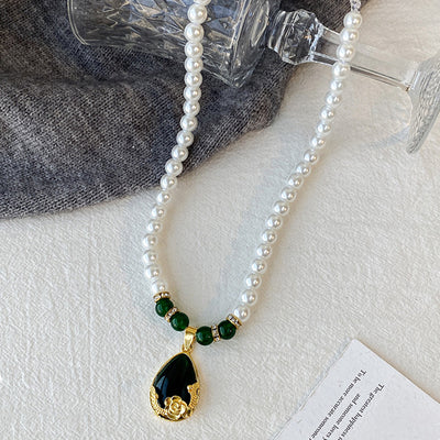Collar de Perlas y Pulsera con Cuarzo Verde: Elegancia y Energía Positiva