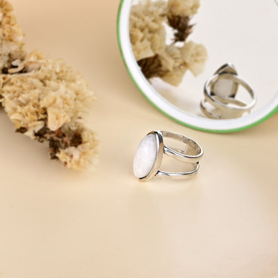 Anillo de piedra lunar en forma de aceituna y base de cobre, intuición y feminidad en equilibrio