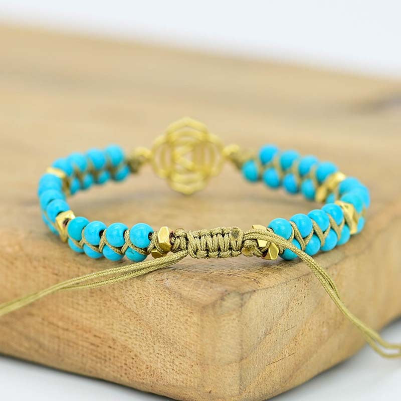 Pulsera Tejida a Mano de Turquesa Azul Natural y Símbolo Geométrico Dorado