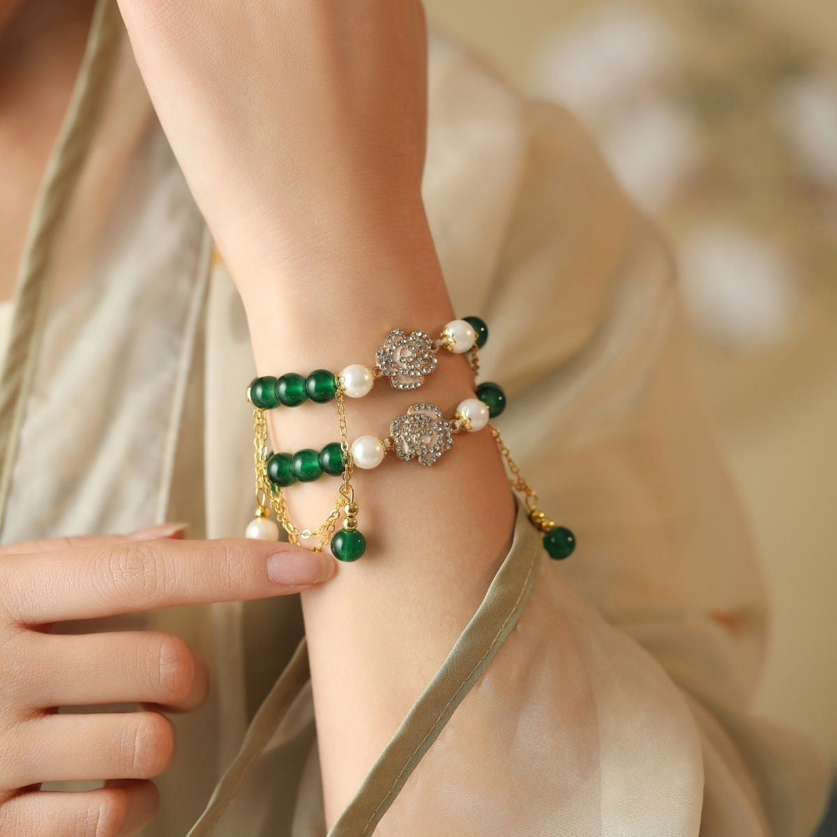 Pulsera de Cuarzo Verde con Motivo de Loto: Pureza y Renovación Espiritual