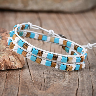 Pulsera de dos capas con ágata azul y blanca sobre cuero blanco, equilibrio emocional y serenidad consciente