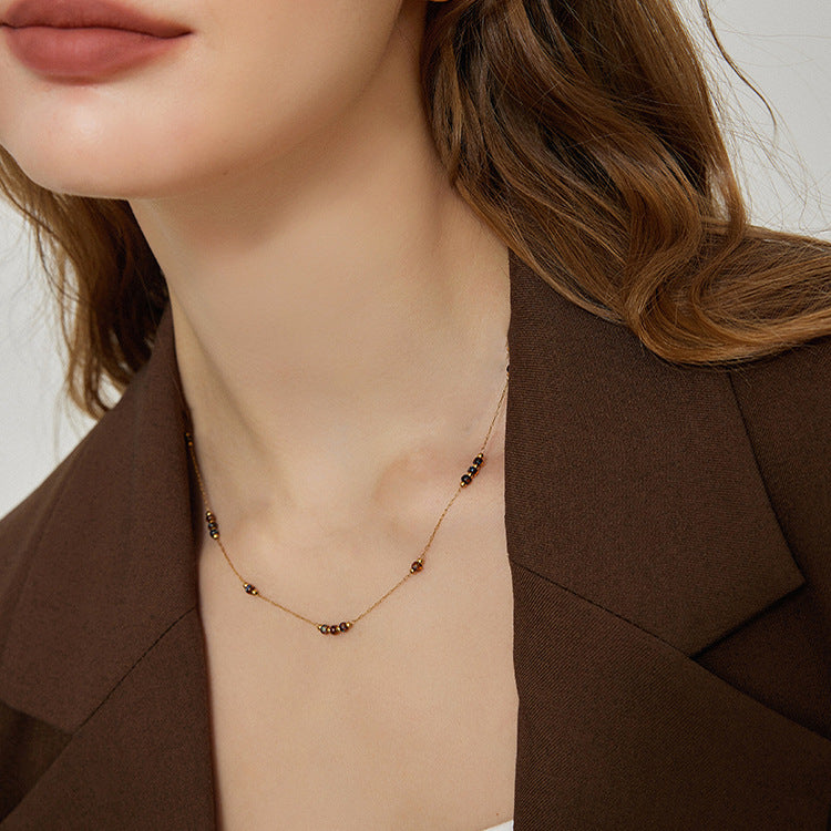 Collar de Ámbar y Oro: Brillo Natural y Elegancia Femenina