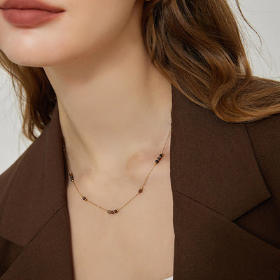 Collar de Ámbar y Oro: Brillo Natural y Elegancia Femenina