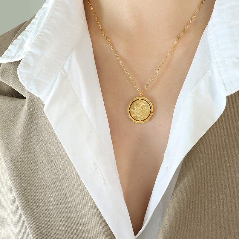 Colgante de Rosa en Titanio: Amor Propio y Renovación Espiritual