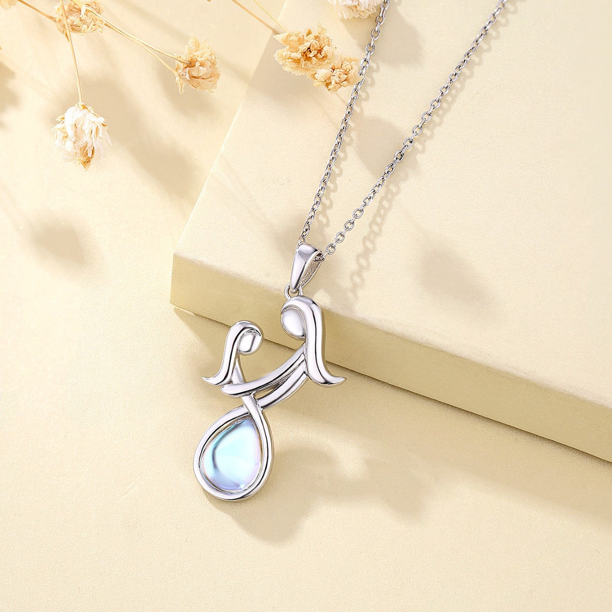 Collar piedra lunar en plata 925, símbolo de amor eterno y protección para una hija especial