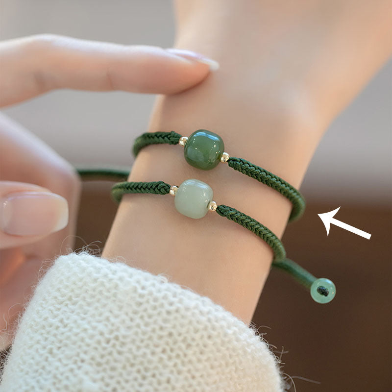 Pulsera Trenzada de Hilo Verde con Cuarzo Verde: Equilibrio y Prosperidad