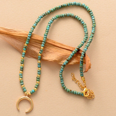 Equilibrio y Calma Interior: Collar Luna de Piedra Natural Chapada en Oro