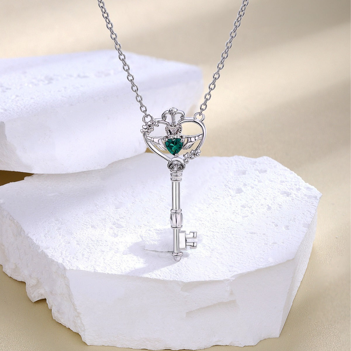 Collar trébol de cuatro hojas con llave del amor y jade verde, símbolo de suerte y conexión emocional