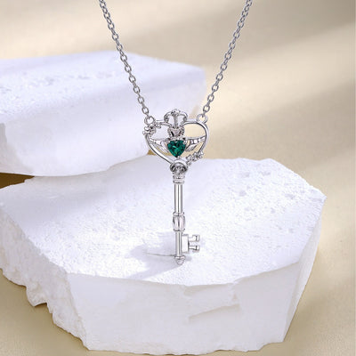 Collar trébol de cuatro hojas con llave del amor y jade verde, símbolo de suerte y conexión emocional