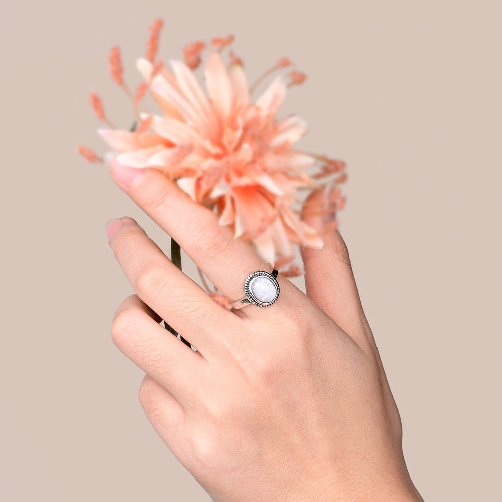 Anillo bohemio con piedra lunar ovalada, brillo intuitivo y alma libre