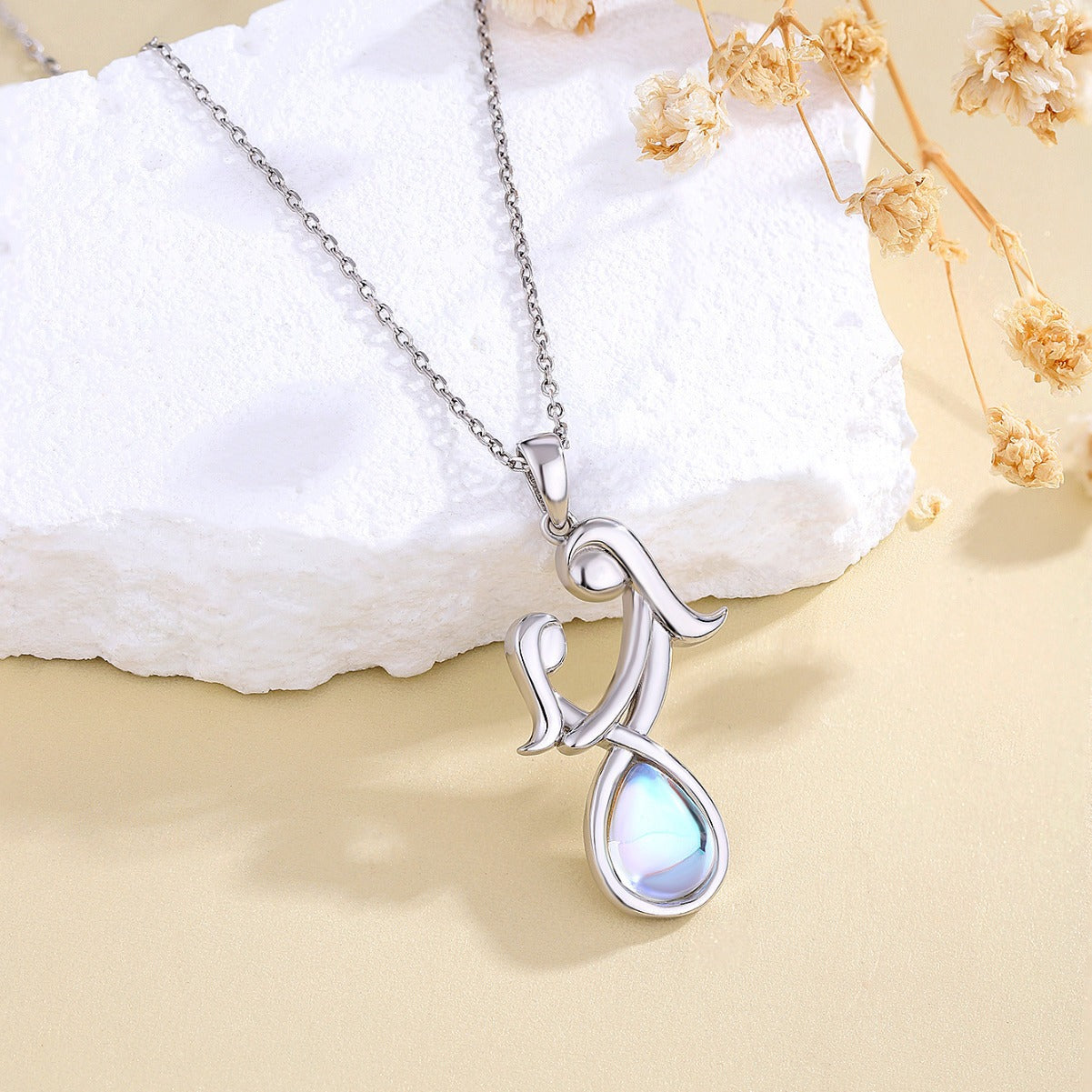 Collar piedra lunar en plata 925, símbolo de amor eterno y protección para una hija especial