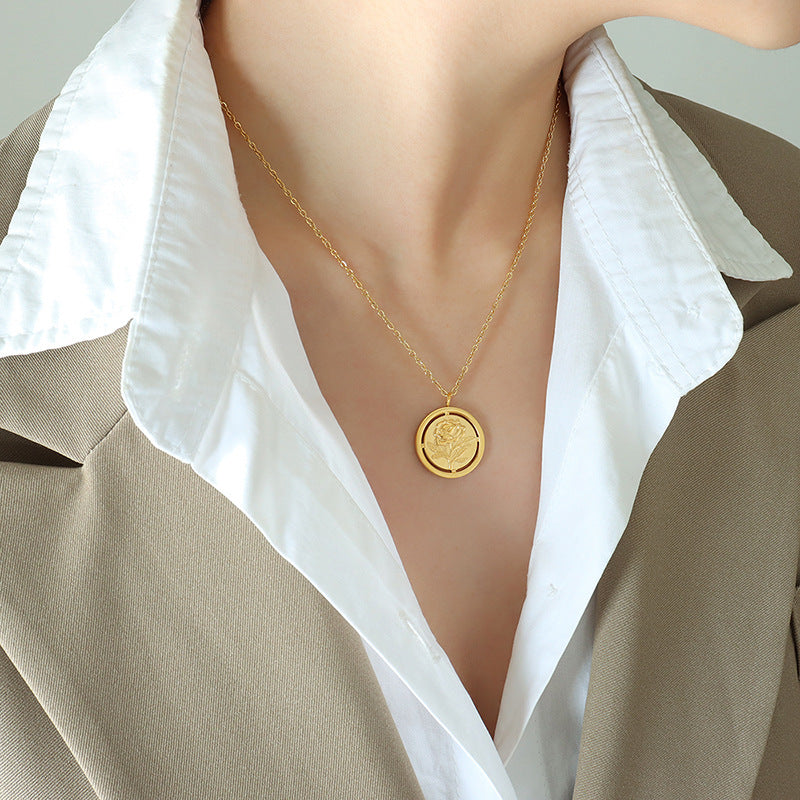 Colgante de Rosa en Titanio: Amor Propio y Renovación Espiritual