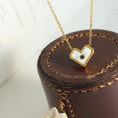 Collar de concha y titanio: Protección y energía para tu corazón