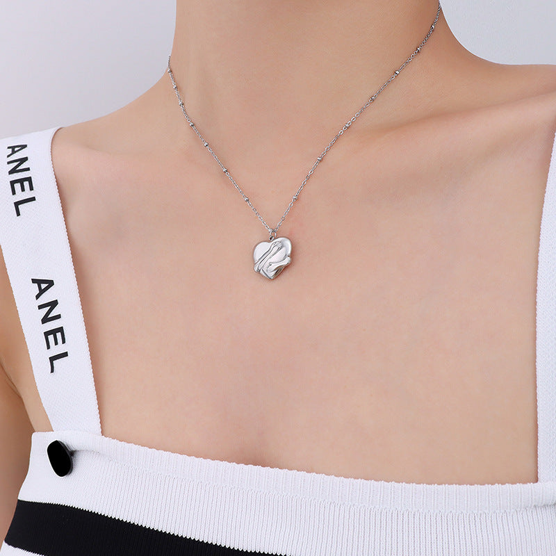 Collar de Titanio con Colgante Amor: Protección y Conexión Emocional