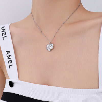 Collar de Titanio con Colgante Amor: Protección y Conexión Emocional