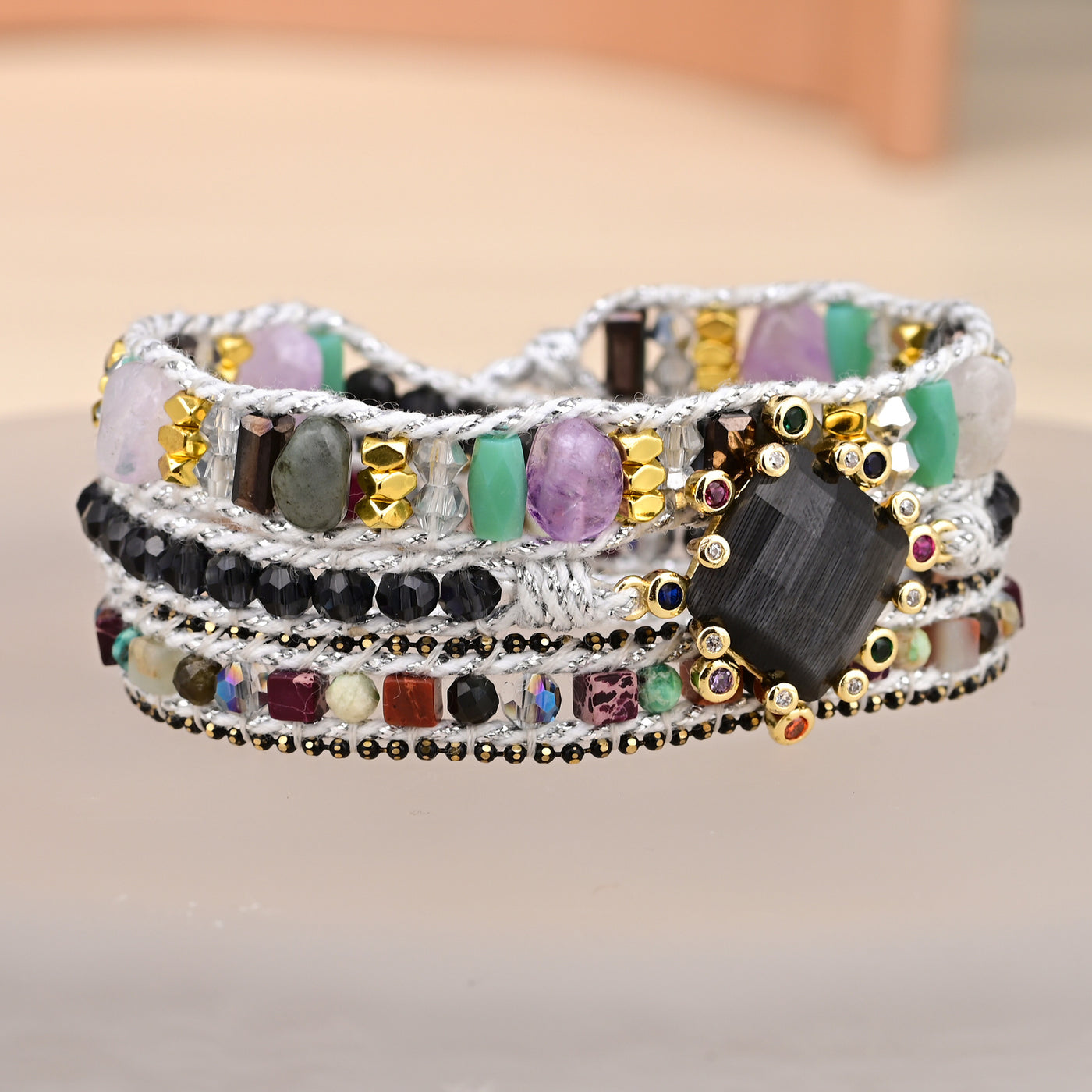 Pulsera bohemia de tres capas con ónix negro y cristal, protección y fuerza con estilo artesanal