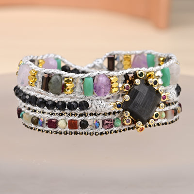 Pulsera bohemia de tres capas con ónix negro y cristal, protección y fuerza con estilo artesanal