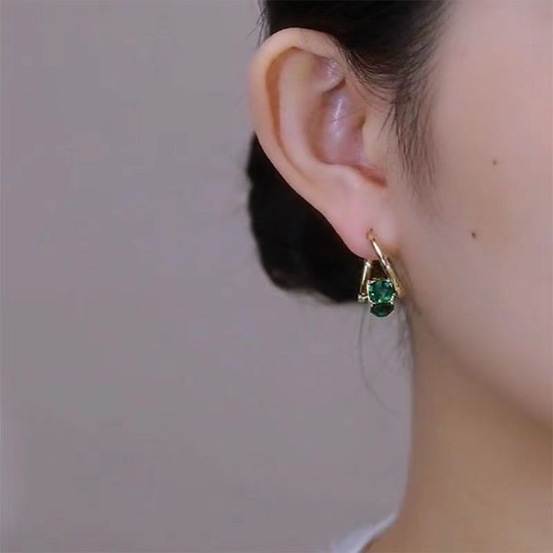 Pendientes de Circonita Verde: Distinción y Energía para tu Estilo Diario