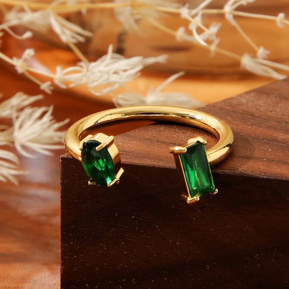 Anillo de cuarzo con circonita: energía y elegancia en cada detalle