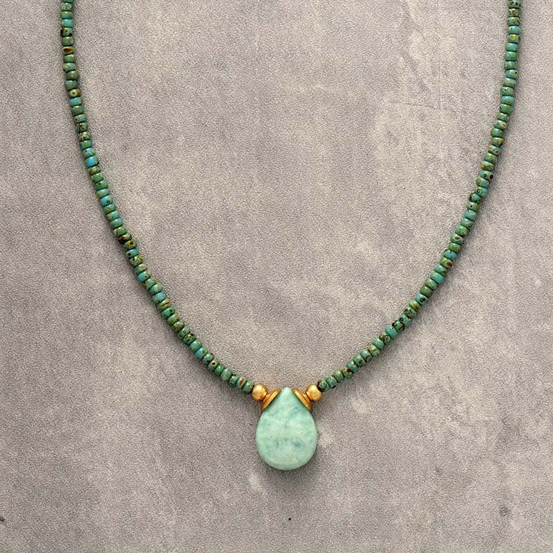 Collar Minimalista de Cuarzo Verde: Moda y Energía en tu Clavícula