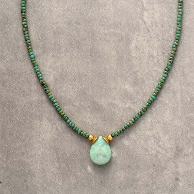 Collar Minimalista de Cuarzo Verde: Moda y Energía en tu Clavícula