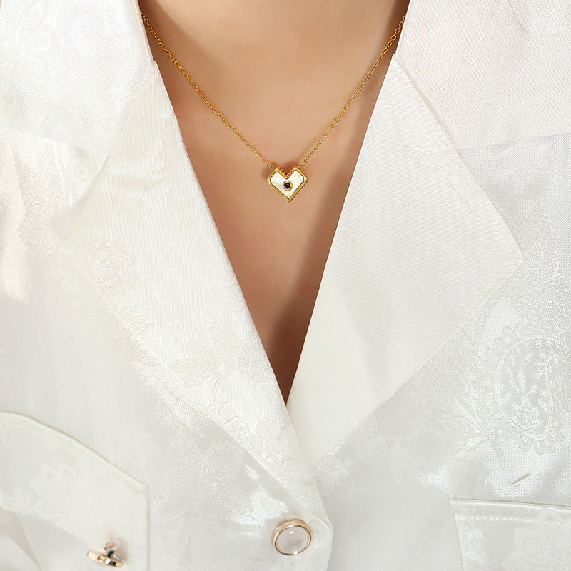 Collar de concha y titanio: Protección y energía para tu corazón