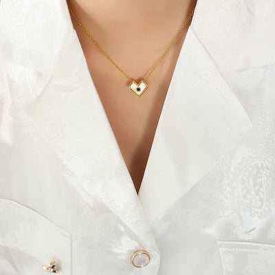 Collar de concha y titanio: Protección y energía para tu corazón