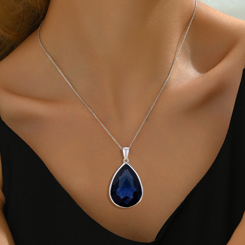 Collar de gota de sodalita oscura en plata 925, intuición y calma en cada detalle