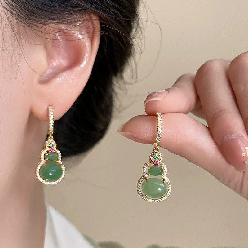 Pendientes de Turmalina Verde: Símbolo de Renovación y Elegancia