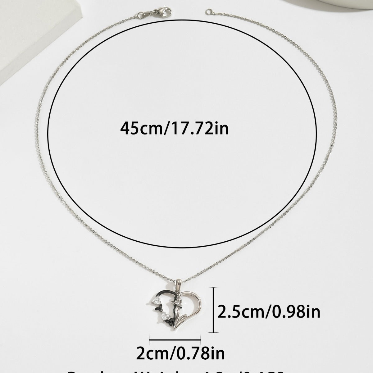 Collar pareja abrazándose en plata 925, símbolo de amor profundo y conexión eterna