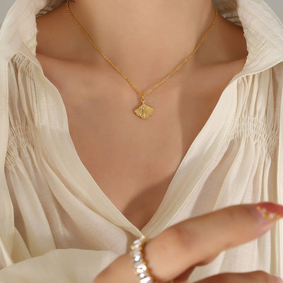 Collar de acero de titanio: Energía protectora y elegancia francesa