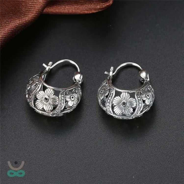 Pendientes Florales de Plata – Elegancia Espiritual y Sabiduría Atemporal