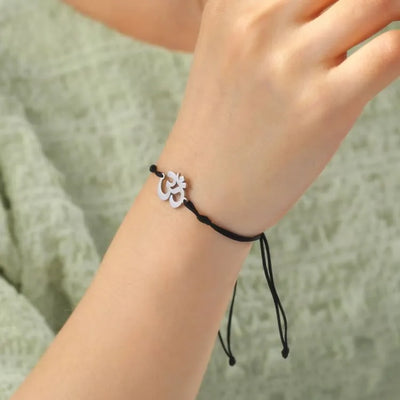 Pulsera budista con el símbolo OM