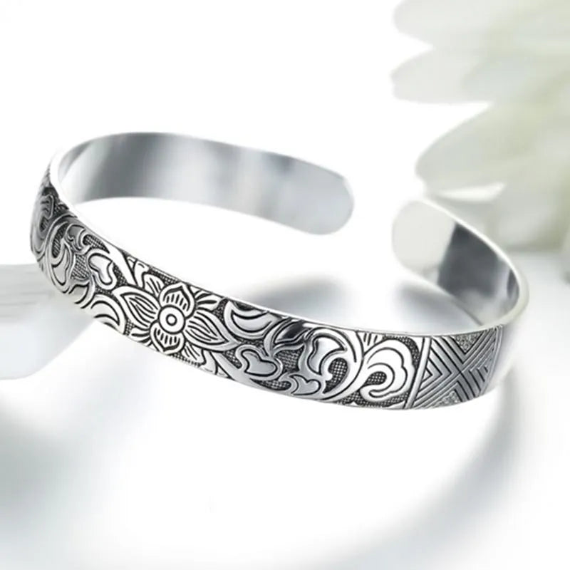 Pulsera de Plata con Flor de Loto – Pureza, Fortaleza y Elegancia