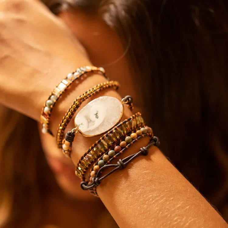 Pulsera de ágata blanca a la luz de la luna