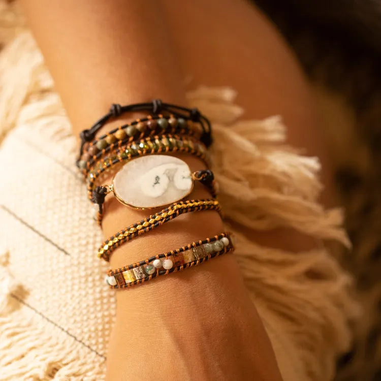 Pulsera de ágata blanca a la luz de la luna