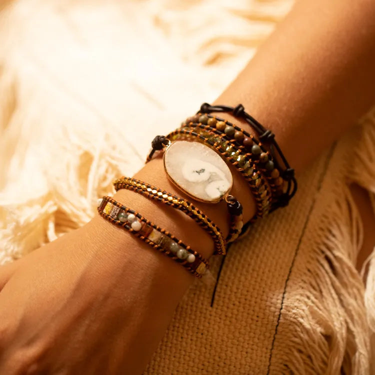 Pulsera de ágata blanca a la luz de la luna