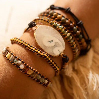 Pulsera de ágata blanca a la luz de la luna