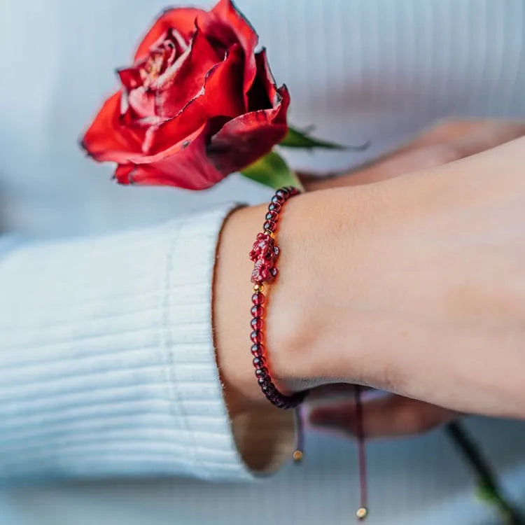 Pulsera de la Suerte de Granate Rojo y Pi Xiu – Prosperidad, Protección y Energía