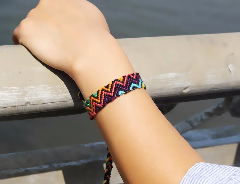 Pulsera de la amistad brasileña en macramé