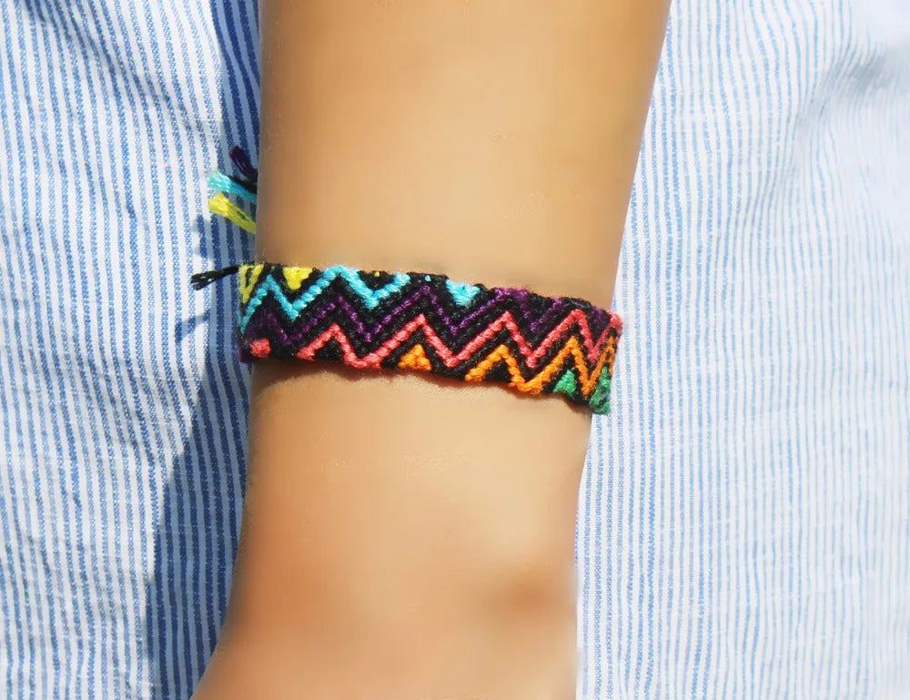 Pulsera de la amistad brasileña en macramé