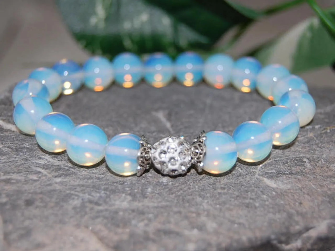 Pulsera de piedra lunar con piedra volcánica azul