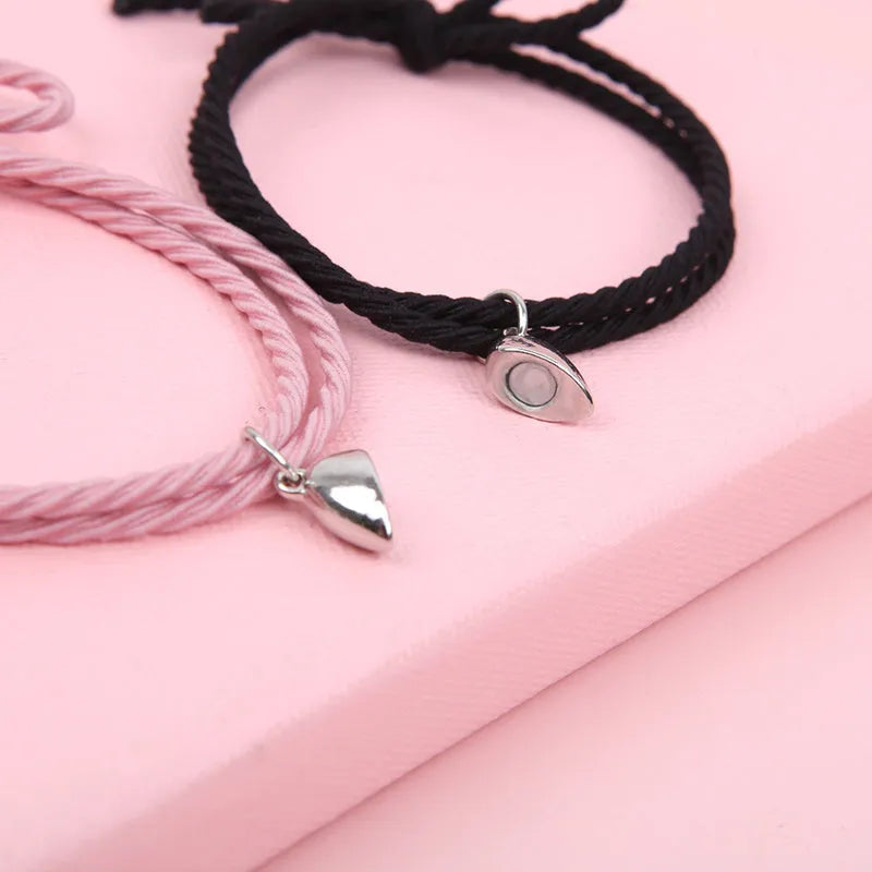 Pulsera magnética de pareja con corazones