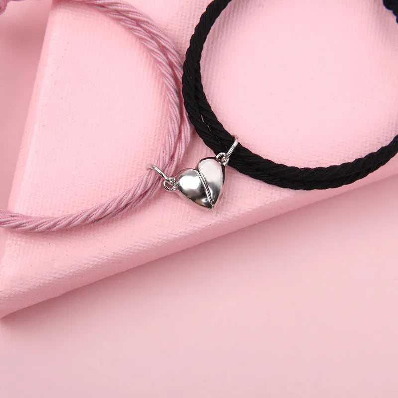 Pulsera magnética de pareja con corazones