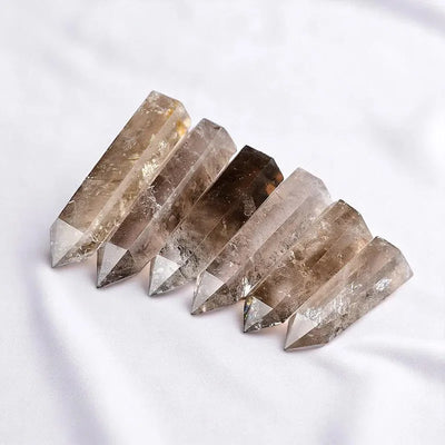 Punta Energética de Cuarzo Ahumado Natural – Equilibra y Protege tu Espacio