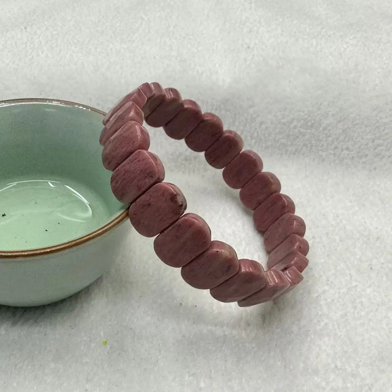 Pulsera de Rodonita Natural Facetada: Poder y Elegancia Femenina