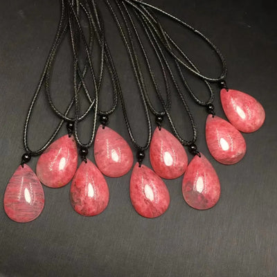 Colgante de Rodonita Natural en Gota: Reiki y Estilo en Una Pieza