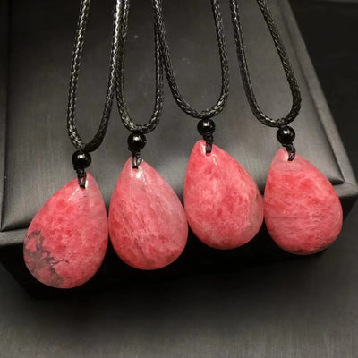 Colgante de Rodonita Natural en Gota: Reiki y Estilo en Una Pieza