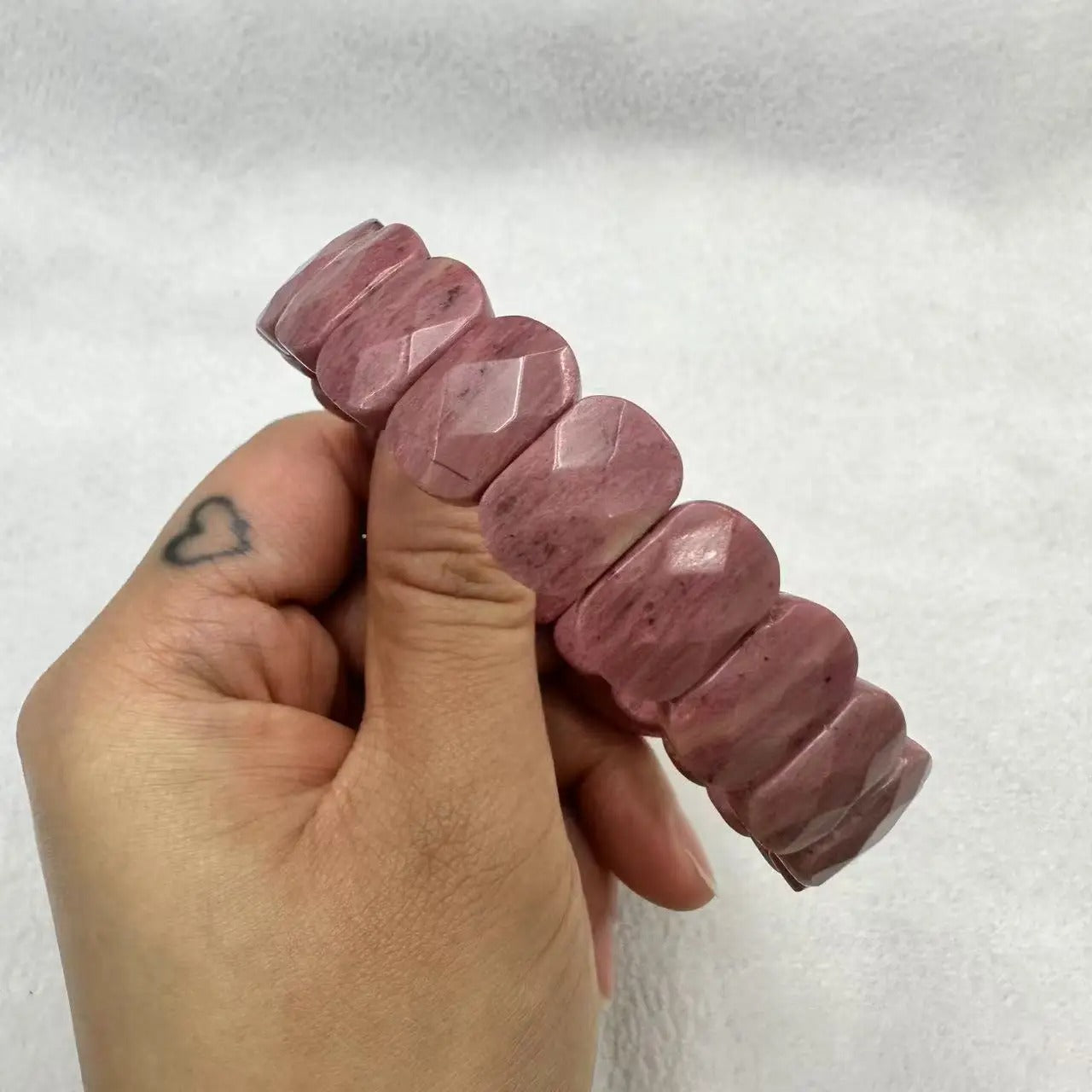 Pulsera de Rodonita Natural Facetada: Poder y Elegancia Femenina
