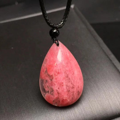 Colgante de Rodonita Natural en Gota: Reiki y Estilo en Una Pieza